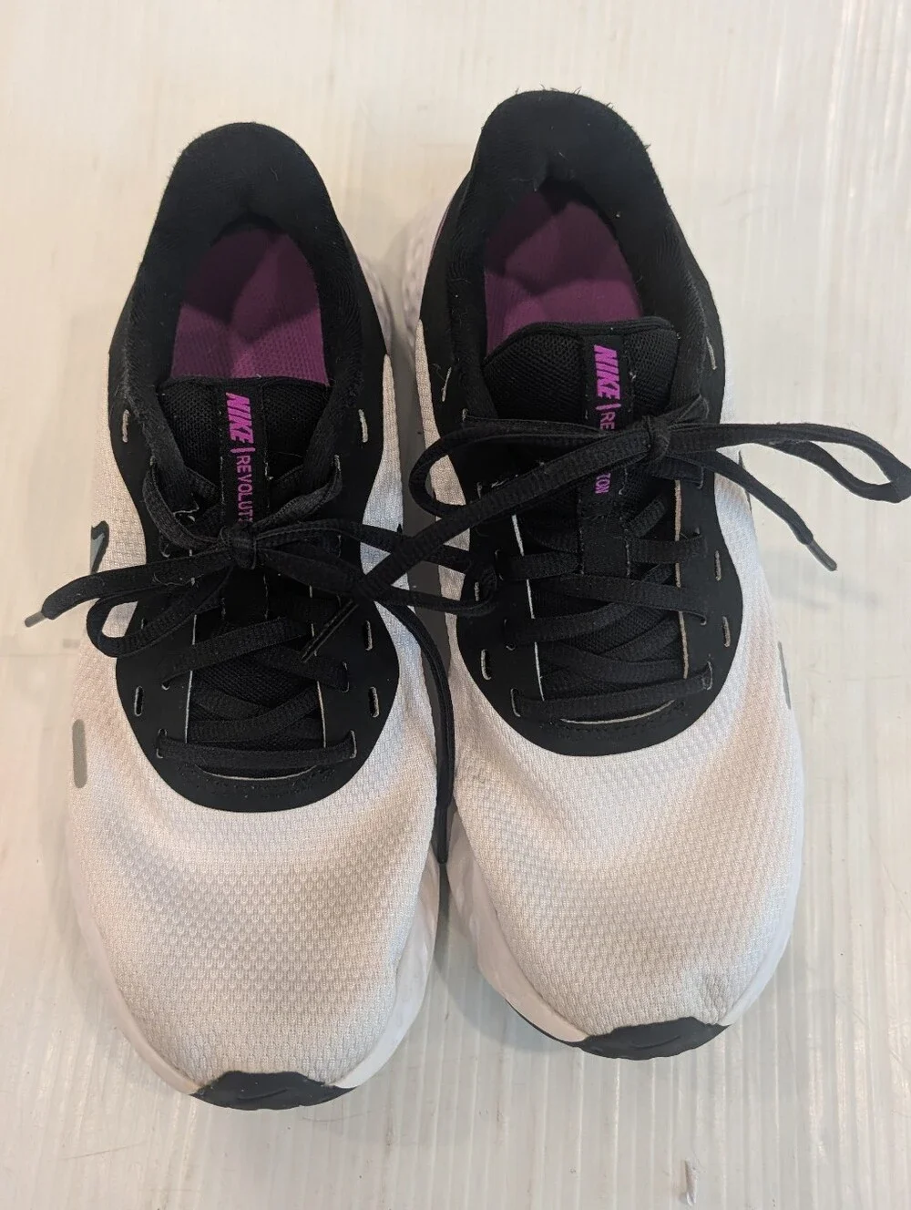 NIKE Revolution 5 Women's White and Black Running Shoes Size 8